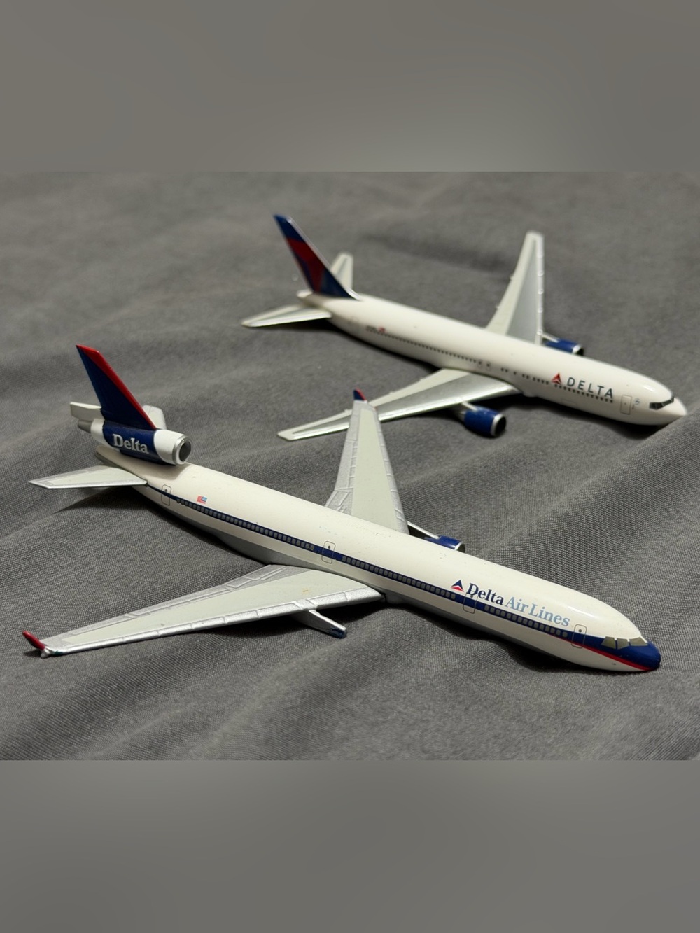 2PC Airplane Delta Air Lines McDonnell Douglas MD-11 Herpa Wings 1/500 & 1/200